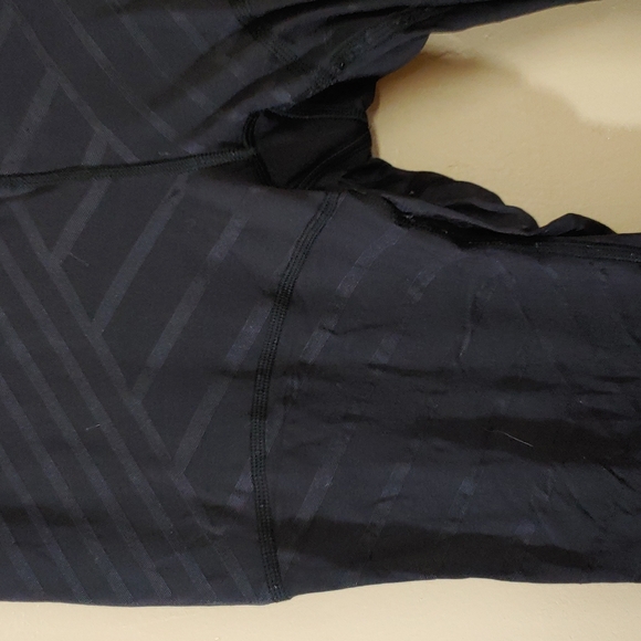 Lululemon Textured Lines Capri Leggings 6 - Picture 4 of 15